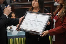 Deputada estadual Fátima Canuto entrega ao reitor Josealdo Tonholo diploma de Cidadão Honorário e Alagoas