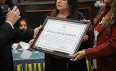 Deputada estadual Fátima Canuto entrega ao reitor Josealdo Tonholo diploma de Cidadão Honorário e Alagoas