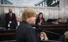 Reitora honorária Ana Dayse Dorea durante fala de homenagem a Josealdo Tonholo