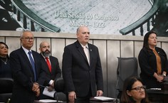 Deputado José Wanderley, reitor Josealdo Tonholo e a presidente da sessão, deputada Fátima Canuto