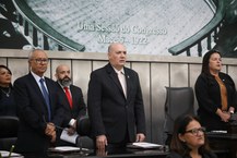 Deputado José Wanderley, reitor Josealdo Tonholo e a presidente da sessão, deputada Fátima Canuto