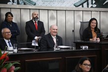 Reitor Josealdo Tonholo ladeado pelo deputado José Wanderley e a deputada Fátima Canuto, que presidiu a sessão solene