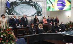 Mesa de honra da sessão solene: vice-reitora da Ufal, Eliane Cavalcanti, deputado José Wanderley, reitor Josealdo Tonholo, deputadas Fátima Canuto e Rose Davino, deputado Lelo Maia e os pró-reitores de Gestão de Pessoas, Wellington Pereira, e Estudantil, Alexandre Lima