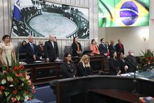 Mesa de honra da sessão solene: vice-reitora da Ufal, Eliane Cavalcanti, deputado José Wanderley, reitor Josealdo Tonholo, deputadas Fátima Canuto e Rose Davino, deputado Lelo Maia e os pró-reitores de Gestão de Pessoas, Wellington Pereira, e Estudantil, Alexandre Lima