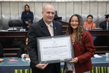 Reitor Josealdo Tonholo com sua esposa Adriana Ribeiro na sessão solene na ALE