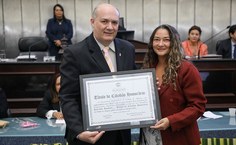 Reitor Josealdo Tonholo com sua esposa Adriana Ribeiro na sessão solene na ALE