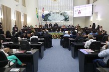 Amigos e colegas de trabalho lotaram Plenário da Casa de Tavares Bastos para homenagear o reitor Tonholo