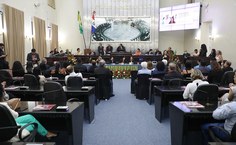 Amigos e colegas de trabalho lotaram Plenário da Casa de Tavares Bastos para homenagear o reitor Tonholo