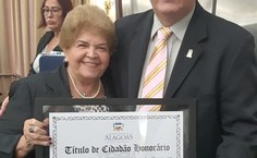 Reitora honorária Ana Dayse com o homenageado, reitor Josealdo Tonholo
