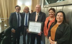 Os deputados Lelo Maia e José Wanderley, reitor Josealdo Tonholo e as deputadas Rose Davino e Fátima Canuto