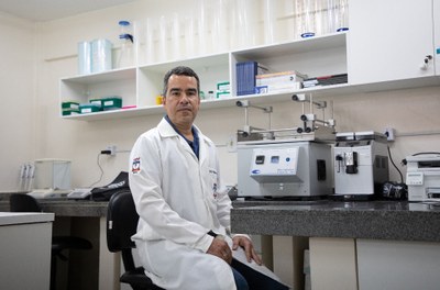 Professor e pesquisador Wagner Porto é líder de um grupo de pesquisa no Instituto de Ciências Biológicas e da Saúde (Foto: Renner Boldrino) | nothing