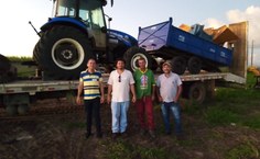 Professor Cícero Alexandre (camisa branca) comemora a conquista da aquisição do trator