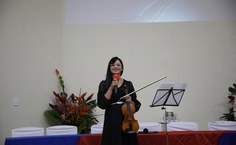 Débora Borges, violinista e docente do cruso de Música, se apresentou na cerimônia de premiação