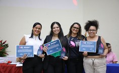 Cherlly Paranhos (blusa branca) estudante do curso de Pedagogia