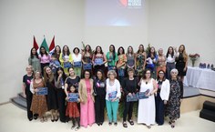 Cintistas sêmiores premiadas com as mulheres convidadas e representantes da gestão da Ufal