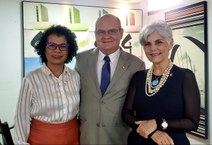 Marília Goulart (de preto) acompanhada pelos representantes da Ufal, professora Cícera Albuquerque e o servidor Ineh Alarcão