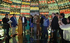 As autoridades fizeram foto na maloca, ambiente instagramável da Bienal