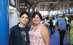 Vice-reitora Eliane Cavalcanti e seu filho Cezinha, na cerimônia de abertura