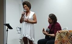 A cantora Mel Nascimento se apresentou durante a cerimônia de homenagem à Carmen Lúcia