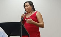 Hildênia Oliveira na fala de homenagem à Carmen Lucia