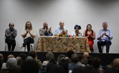 Mesa de honra na homenagem à Carmen Lucia Foto Renner Boldrino