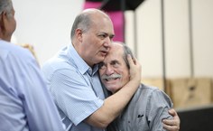 Reitor Josealdo Tonholo cumprimenta o reitor honorário Rogério Pinheiro Foto Renner Boldrino