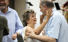 Reitor Josealdo Tonholo parabeniza Carmen Lucia pela homenagem - Foto Renner Boldrino