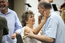 Reitor Josealdo Tonholo parabeniza Carmen Lucia pela homenagem - Foto Renner Boldrino