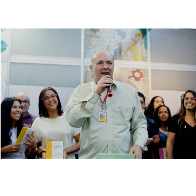 O reitor da Ufal, Josealdo Tonholo, celebra o lançamento da coletânea do Sinpete