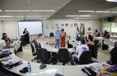 Reitor Josealdo Tonholo e a professora Cícera Albuquerque com a equipe de profisisonais responsáveis pela cobertura da Bienal