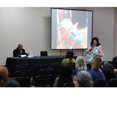 Palestrante e professora da PUC-SP, Emília Cipriano