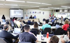 Tonholo abriu a sessão extraordinária do Consuni e passou a presidência à professora Reivan