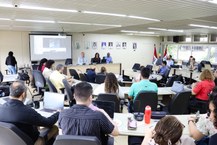 Tonholo abriu a sessão extraordinária do Consuni e passou a presidência à professora Reivan