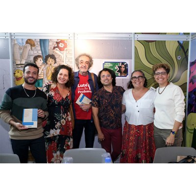 Grupo de autores em lançamento de livros no estande da Edufal na Bienal