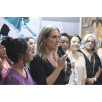 Docente do IM, Juliana Theodoro, durante lançamentos de livros no estande da Edufal