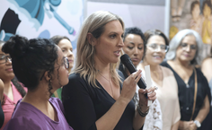 Docente do IM, Juliana Theodoro, durante lançamentos de livros no estande da Edufal