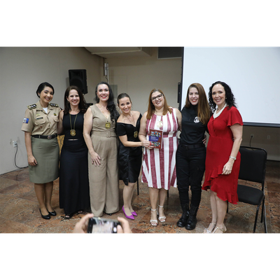 Elaine Pimentel (de vermelho) e as mulheres parceiras na edição do livro