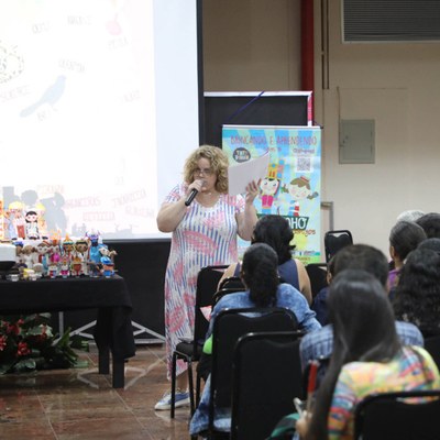 A docente da FAU, Adriana Capretz, em palestra com os presentes na Bienal