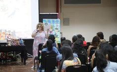 A docente da FAU, Adriana Capretz, em palestra com os presentes na Bienal
