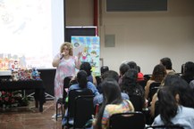 A docente da FAU, Adriana Capretz, em palestra com os presentes na Bienal