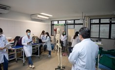 Estudantes de  Medicina no laboratório
