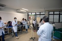 Estudantes de  Medicina no laboratório