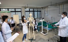 Estudantes de  Medicina no laboratório