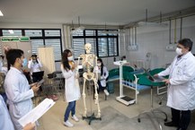 Estudantes de  Medicina no laboratório