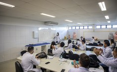 Estudantes de  Medicina no laboratório
