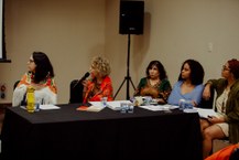 A professora Izabel Brandão [echarpe laranja] durante mesa-redonda sobre a multiplicidade africana