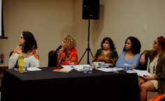 A professora Izabel Brandão [echarpe laranja] durante mesa-redonda sobre a multiplicidade africana