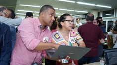 Professor Clayton Santos e Simoneide Araújo conferindo o resultado da votação