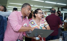 Professor Clayton Santos e Simoneide Araújo conferindo o resultado da votação