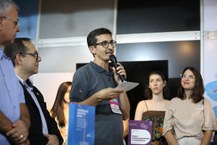 O diretor da Edufal, professor Ivamilson Barbalho, celebra os lançamentos de livros na Bienal